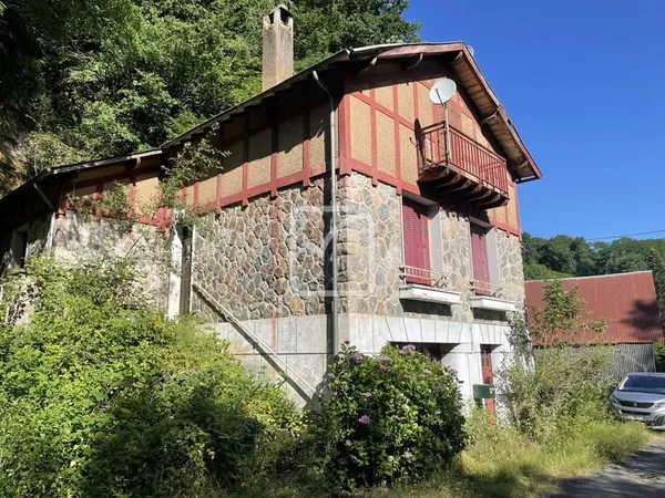 Maison à rénover avec 1 hectare de terrain