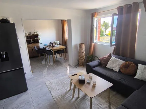 On F4 en duplex de 68m² très propre- Proche Loire & Parc à Saint Denis de l'Hôtel