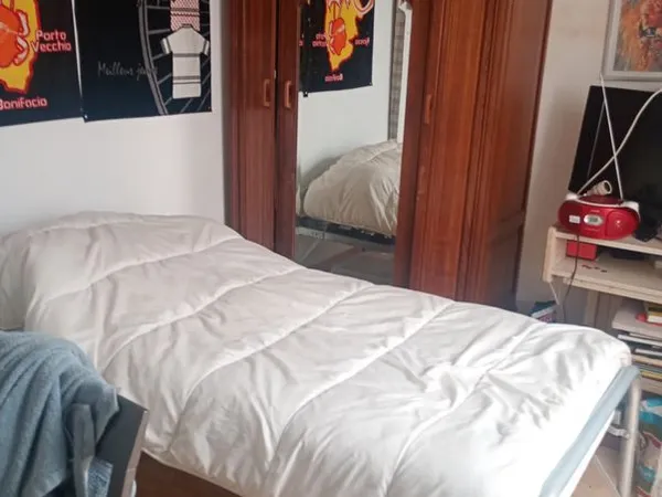 Chambre meublée