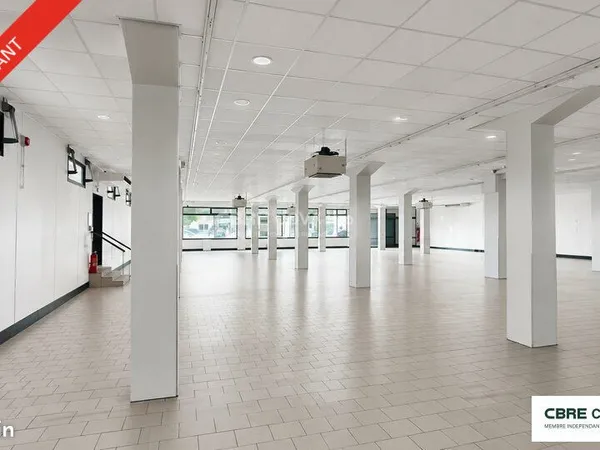 Local commercial 880 m²