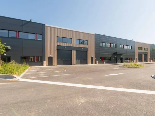 Local d'activité 925 m²