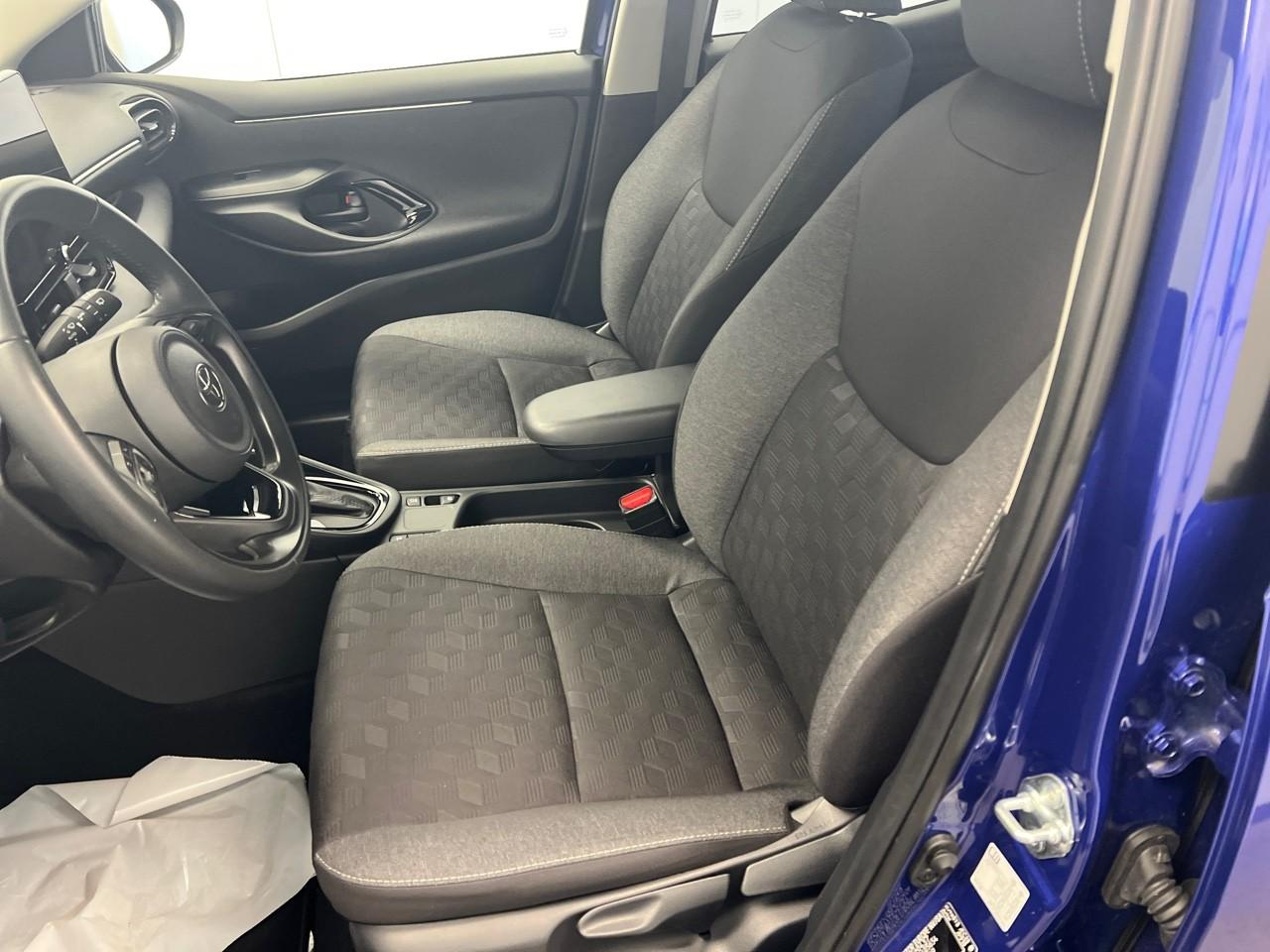 Toyota Yaris hybride 130h collection — photo 9