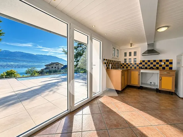 SPECIAL INVESTISSEUR : T2 AVEC VUE PANORAMIQUE SUR LE LAC DU BOURGET AVEC PISCINE ET STATIONNEMENT P