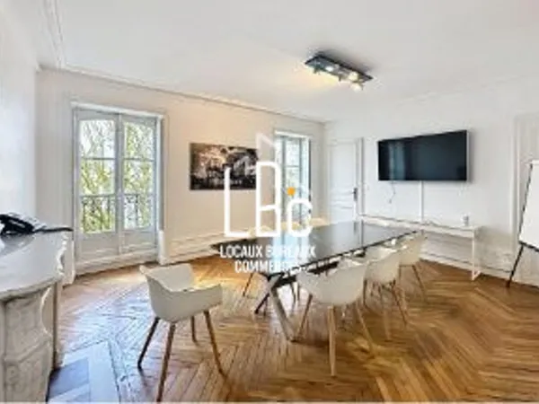 Bureau 187 m²