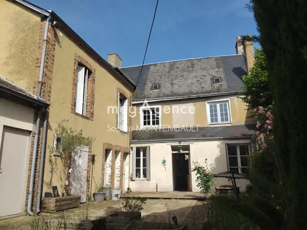 Maison de ville avec cour, places de parking, au coeur de Mondoubleau