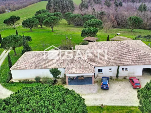 Prestige, espace et piscine intérieure.