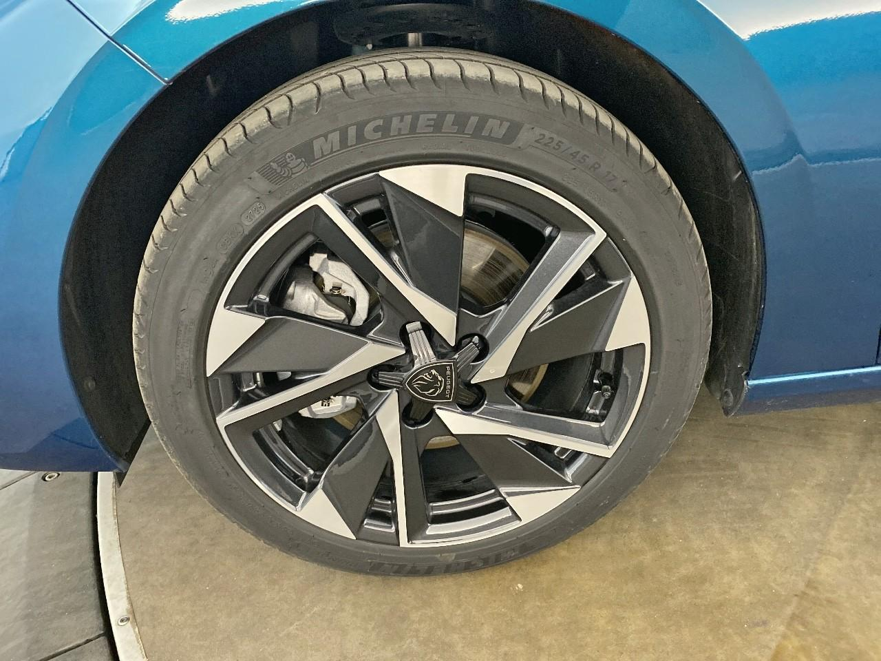 Peugeot 308 hybrid 145 e-dcs6 allure — photo 11