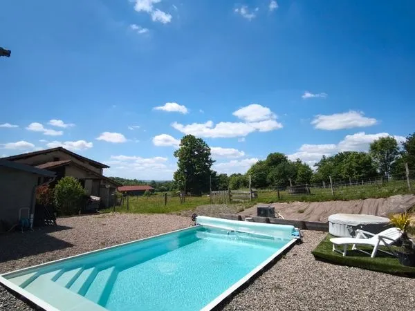 Maison rénovée 112 m² - piscine - terrain 5 400 m² - dépendances