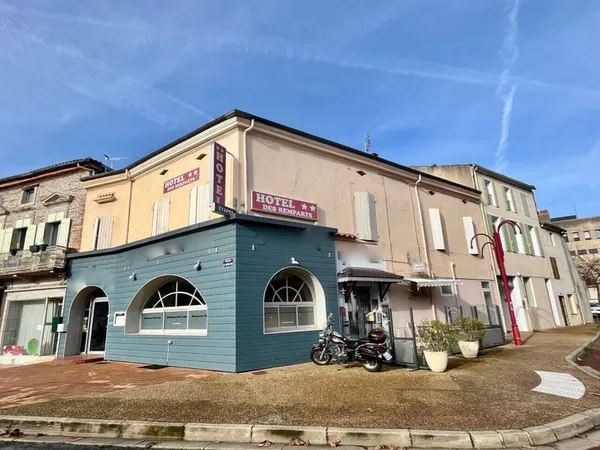 En plein coeur de la bastide de Villeneuve sur Lot, proche du Lot, cet hôtel-restaurant affiche une 