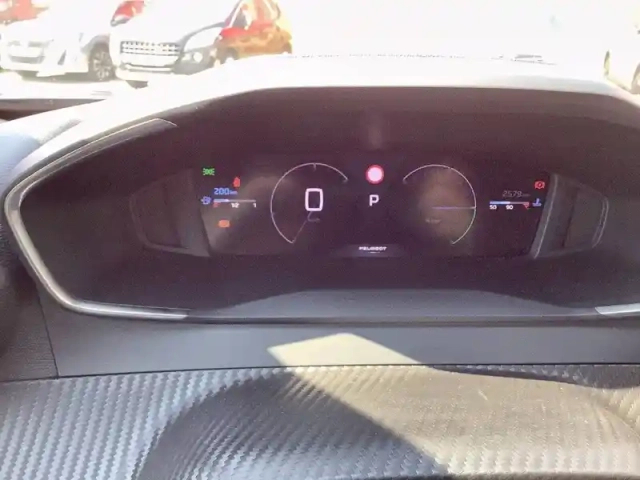 Peugeot 2008 hybrid 145 e-dcs6 — photo 10