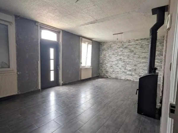Maison de 106 m²  Terrain de 422 m²  Garage et dépendances