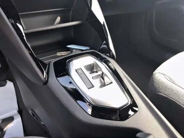 Peugeot 2008 hybrid 110 e-dcs6 — photo 14