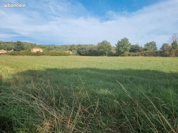 Terrain 2 700 m² Regusse