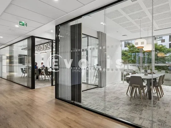 Bureau 300 m²