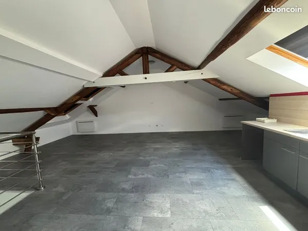 Appartement 2 pièces sous combles, moderne et sans frais agence