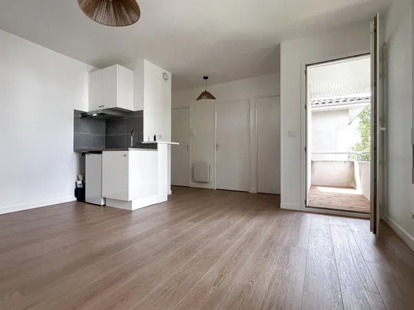 LES MINIMES Studio rénové avec balcon à deux pas de tout