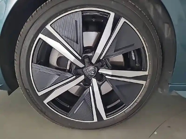 Peugeot 308 sw phev 180 e-eat8 — photo 13