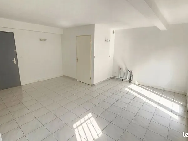 Studio 27,8 m2 RDC lumineux + parking Aix-en-Provence proche centre-ville, route de Galice à côté du