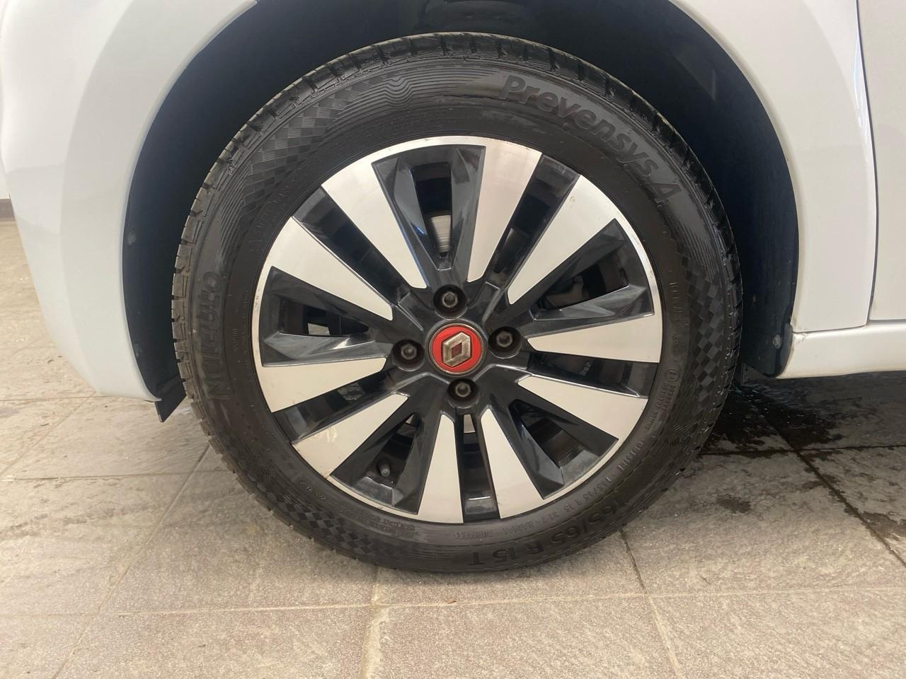Renault Twingo iii tce 95 edc signature — photo 11