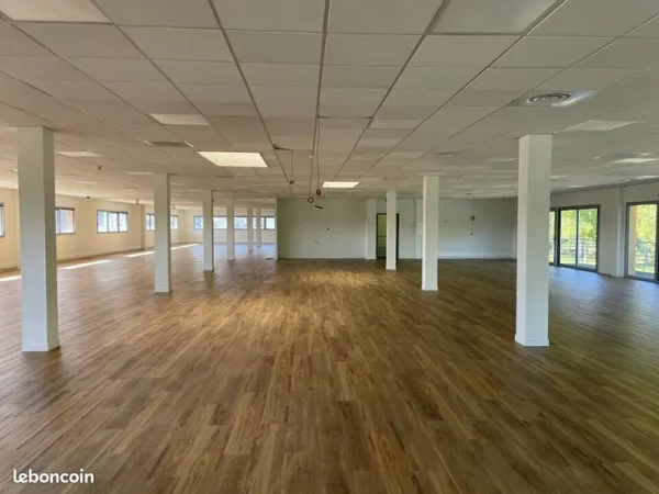 BUREAUX 1631 m² SAINT PRIEST