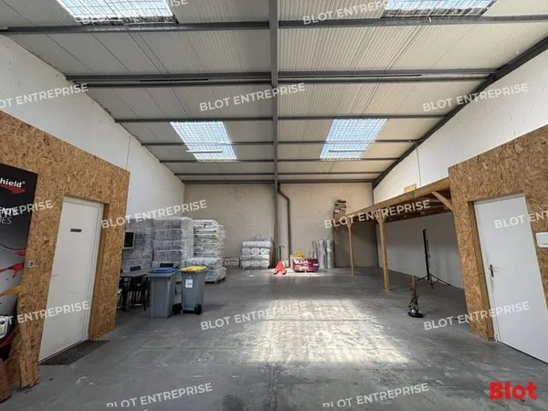 Entrepôt 182 m²