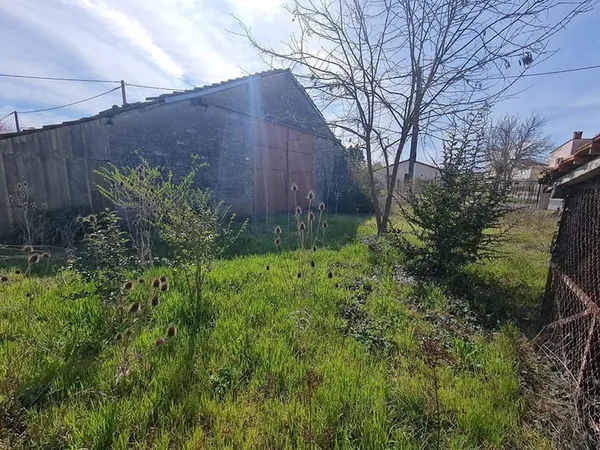 Garage de 140m² à rénover avec jardin