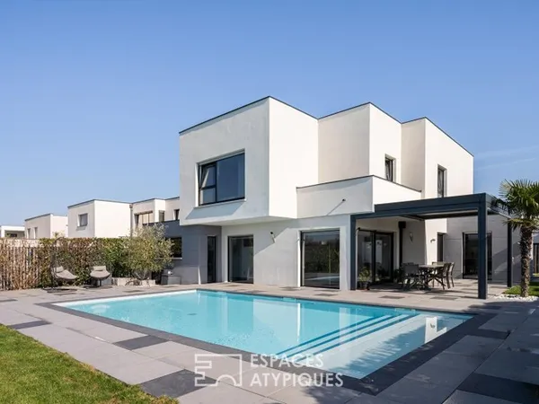 Maison d'architecte contemporaine avec piscine et vue dégagée