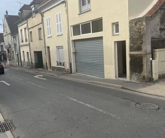 Immeuble avec Deux Appartements et un Grand Garage dans centre