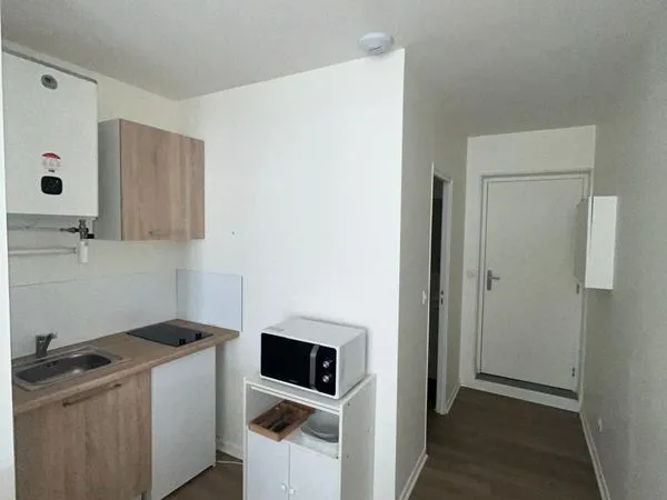Studio meublé refait à neuf - Gare de Laval - 19 m²