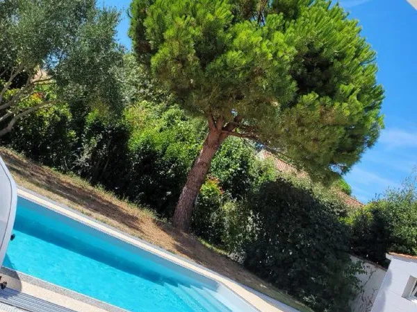 Maison meublée 3 chambres, piscine, garage double