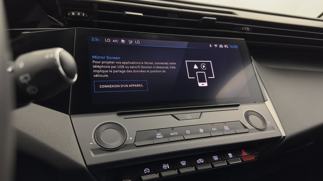 Peugeot 308 SW PHEV 180 e-EAT8 — photo 24