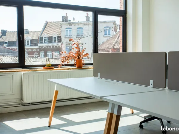 Poste de coworking à Tourcoing - espace partagé, Wi-Fi et café