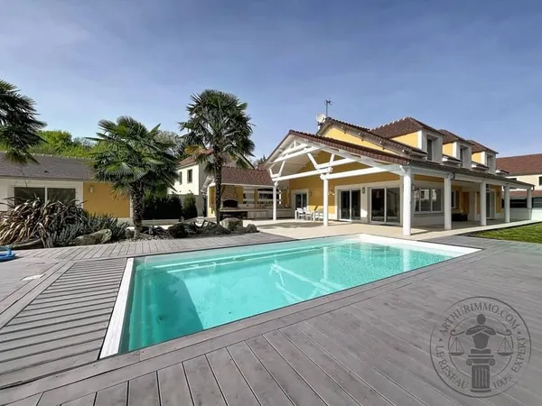 Maison 7 pièces 235 m²