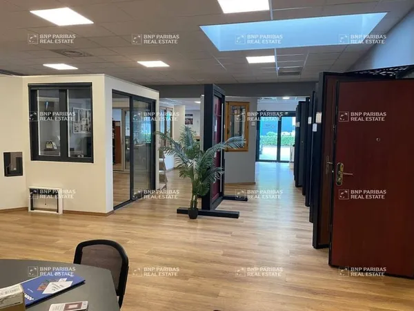 Local d'activité 256 m²