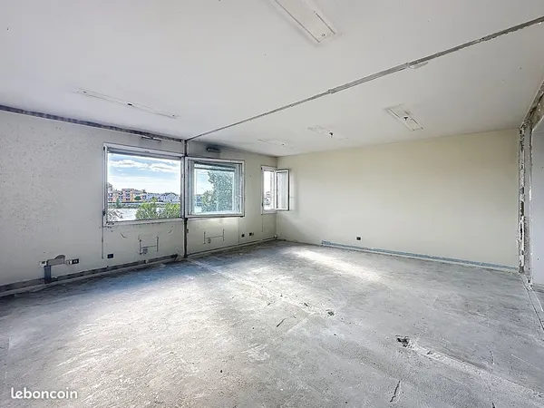 Plateau à aménager de 51 m2 avec vue Saône - MACON CENTRE