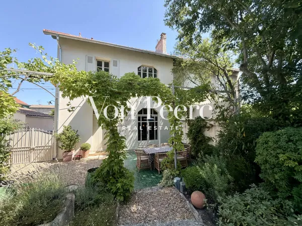 Charmante maison de caractère rénovée avec jardin et piscine en