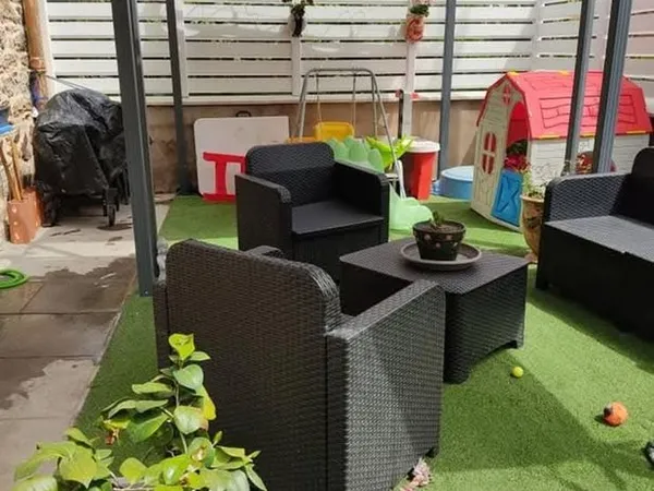 Maison rénovée 68 m² vendue meublée - 2 chambres - terrasse - piscine