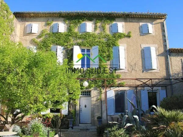 MAS PROVENCAL DE CARACTERE DE 11 PIECES 528 M2 A ENTRAIGUES SUR LA SORGUE