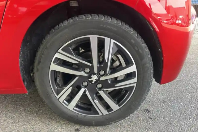 Peugeot 208 puretech 100 s&amp;s eat8 — photo 9