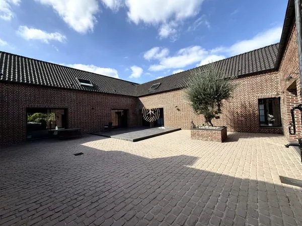 Maison d'exception avec espace bien-être et multiples garages