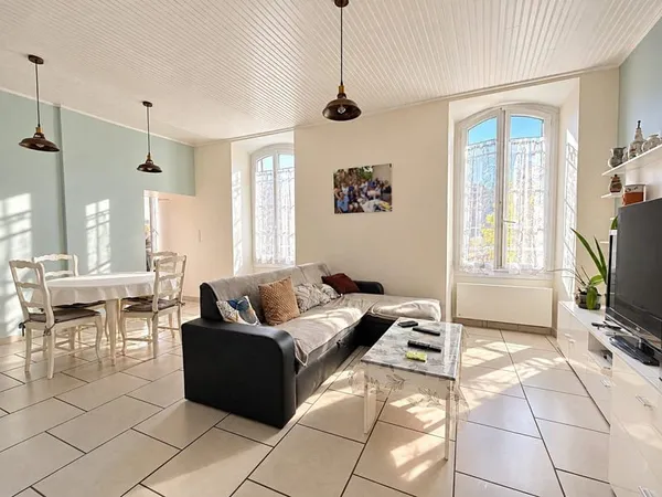 JOUQUES - T3 de 81 m² avec studio indépendant, garage et cav