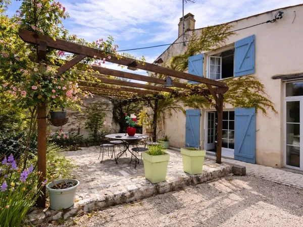 SAINTE-SOULLE PROPRIÉTÉ 223 M² + GITE DE 52 M² 5AUX MULTIPLES POSSIBILITÉS À 15 MINUTES DE LA ROCHEL