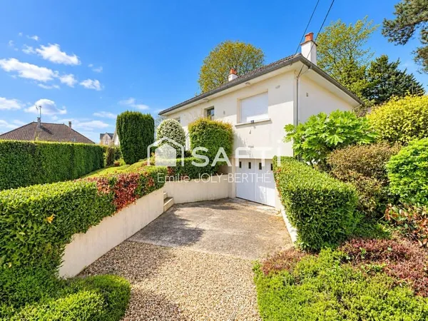 PAVILLON DE 1969 SUR SOUS SOL. 74 M², SECTEUR MESLAY DU MAINE / 53170