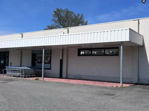 SAINT MARTIN DE CRAU - EXCLUSIVITE - LOCAL COMMERCIAL 687 m²