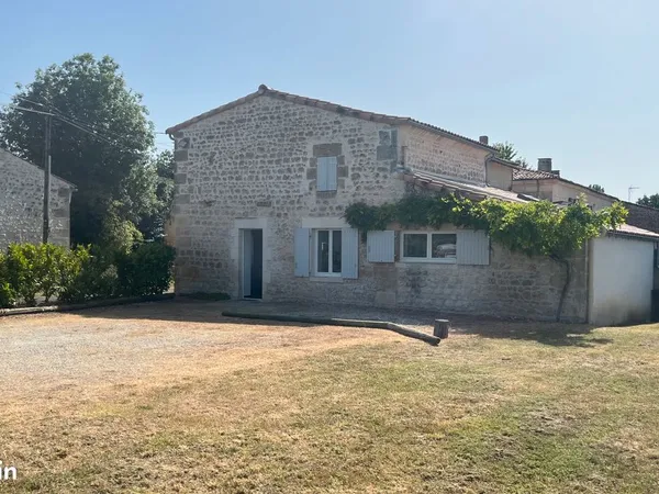 Maison de village, proche des commodités