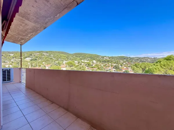 RÉSIDENCE LE RENOUVEAU - APPARTEMENT T4 AVEC TERRASSE ET CAVE