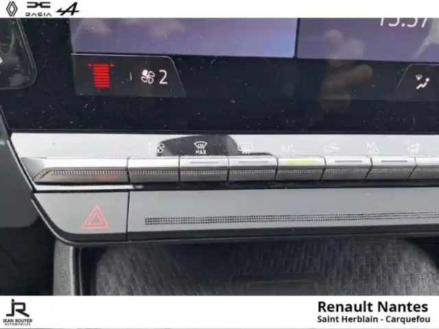 Renault Megane e-tech electric ev40 130ch equilibre standard charge — photo 12