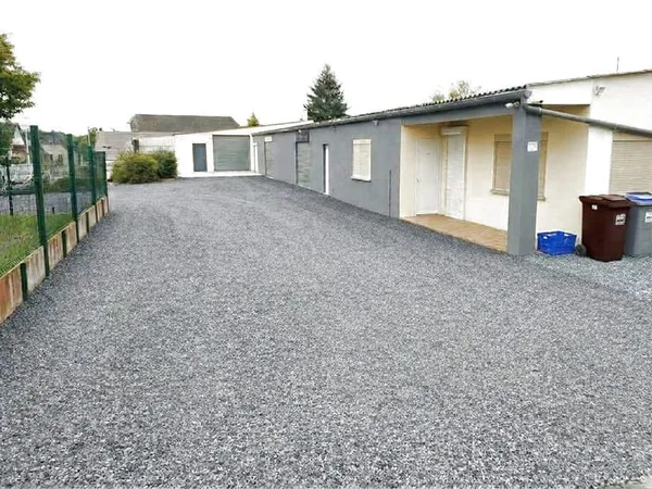Bel Entrepôt d'environ 300 m2 sur une Parcelle de Terrain de