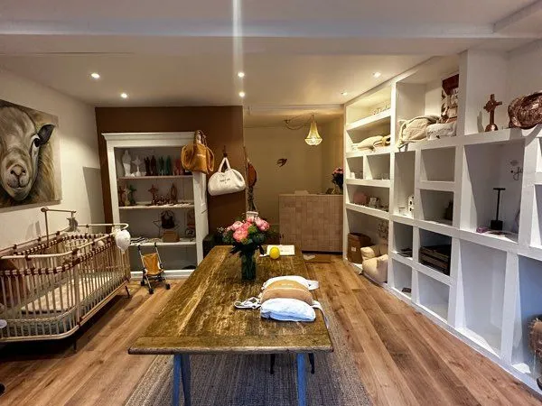 Belle boutique rénovée - Emplacement idéal en centre-ville de Houdan