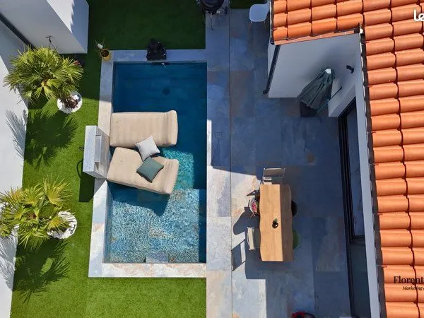 Maison contemporaine avec piscine et garage - Pia